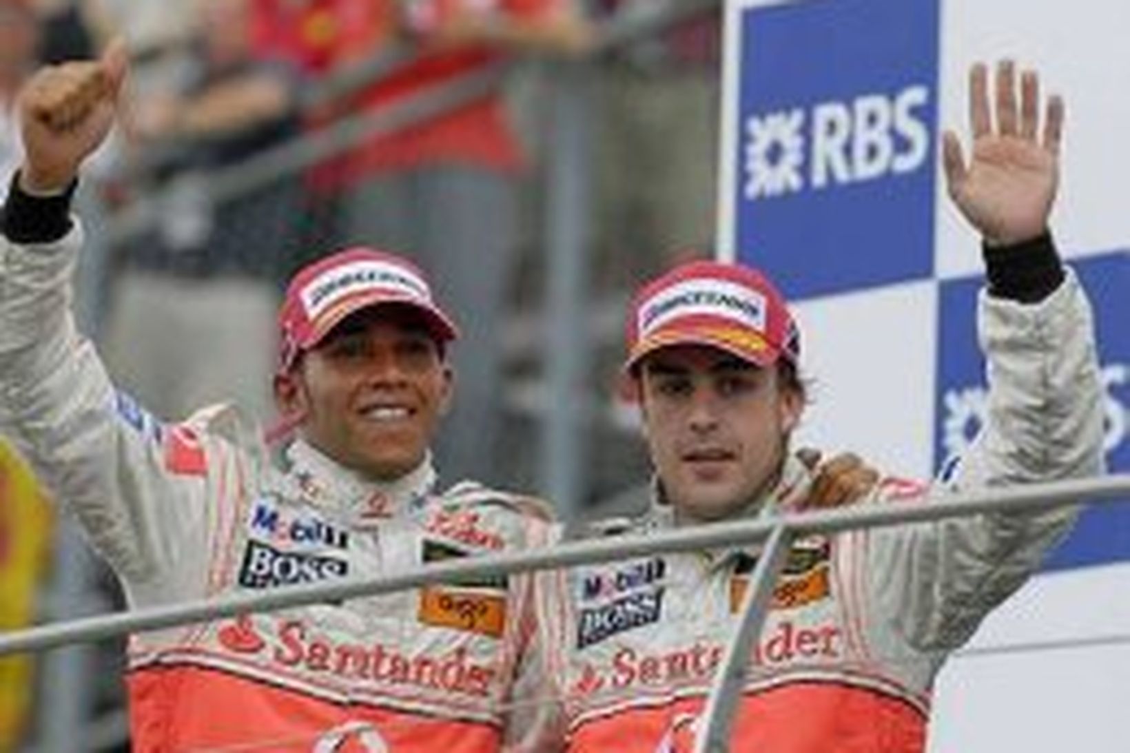 Hamilton (t.v.) og Alonso fagna tvöföldum sigri McLaren í Indianapolis.