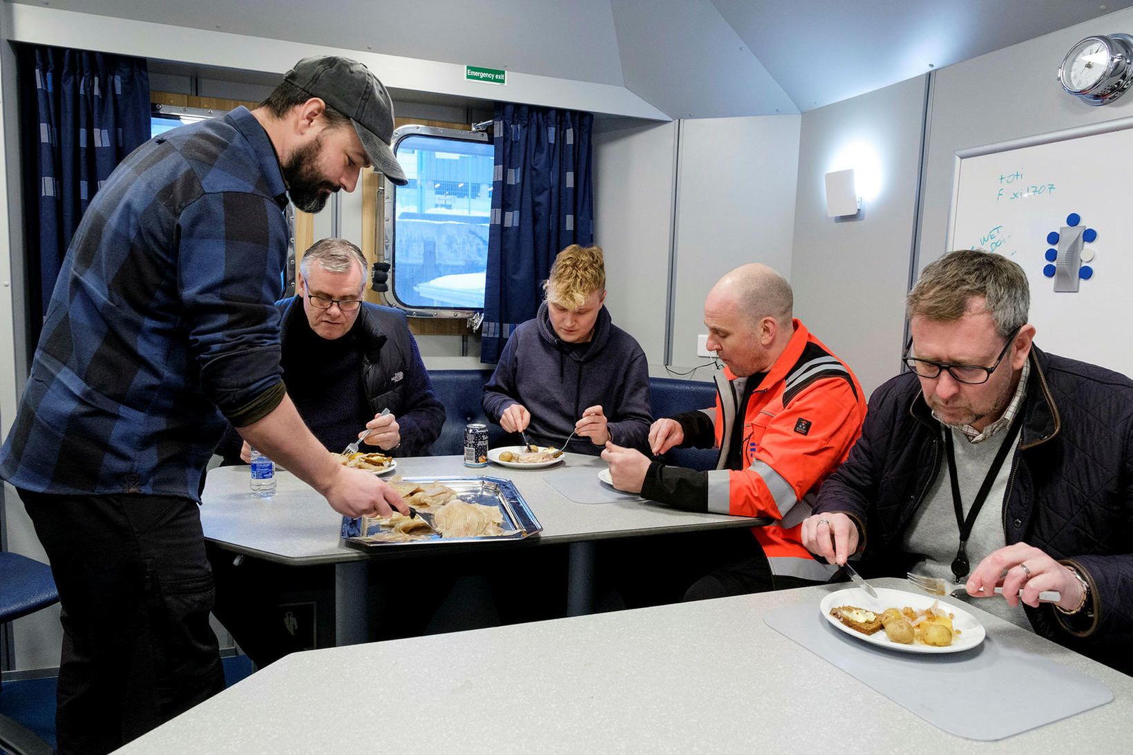 Gestir tóku vel til matar síns í skötuboðinu um borð …