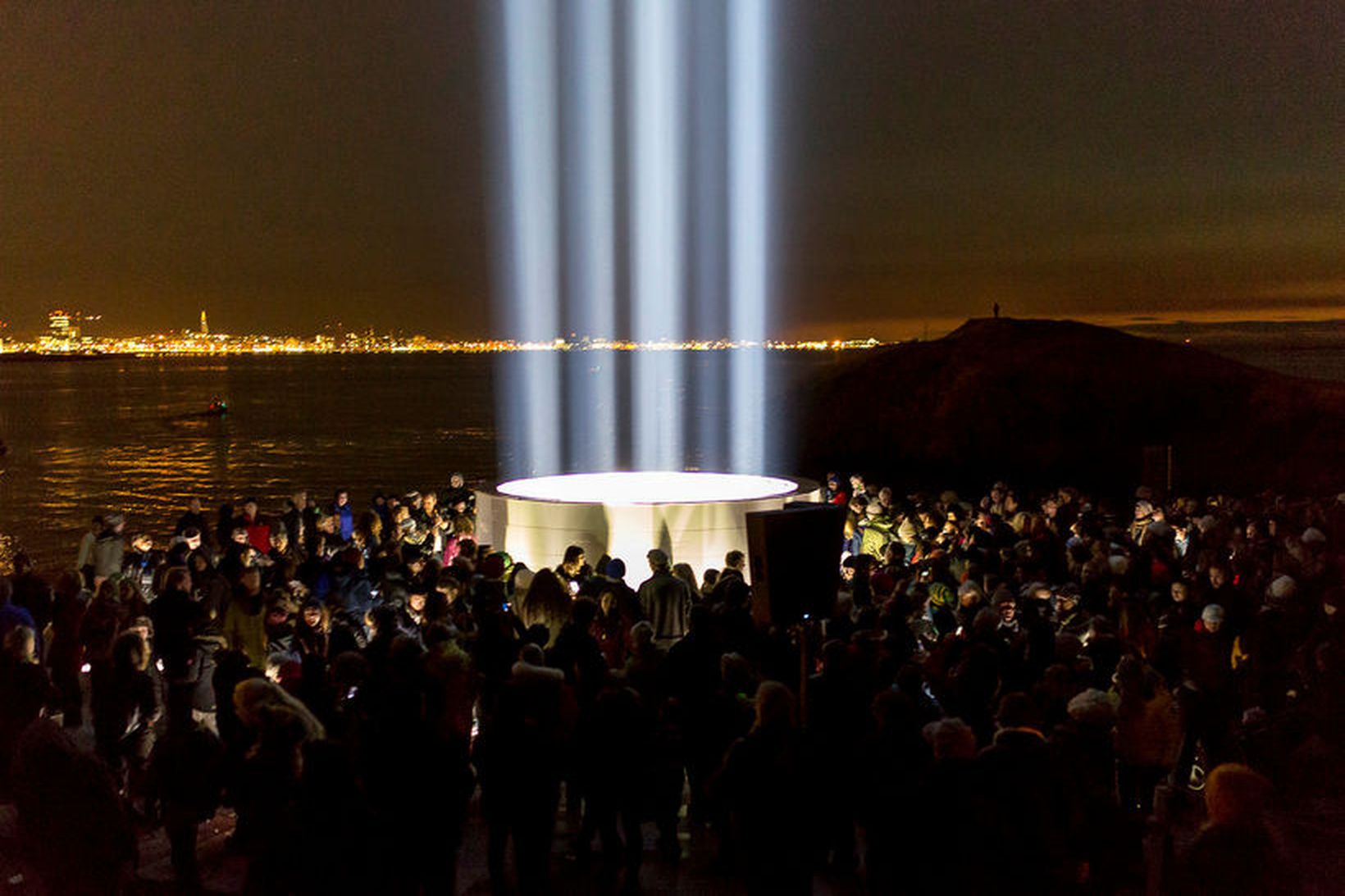 Margmenni er jafnan samankomið í Viðey þennan dag.