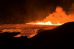 Eldgosið hófst á tíunda tímanum.