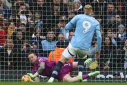 Jordan Pickford ver vítaspyrnuna frá Erling Haaland í dag.