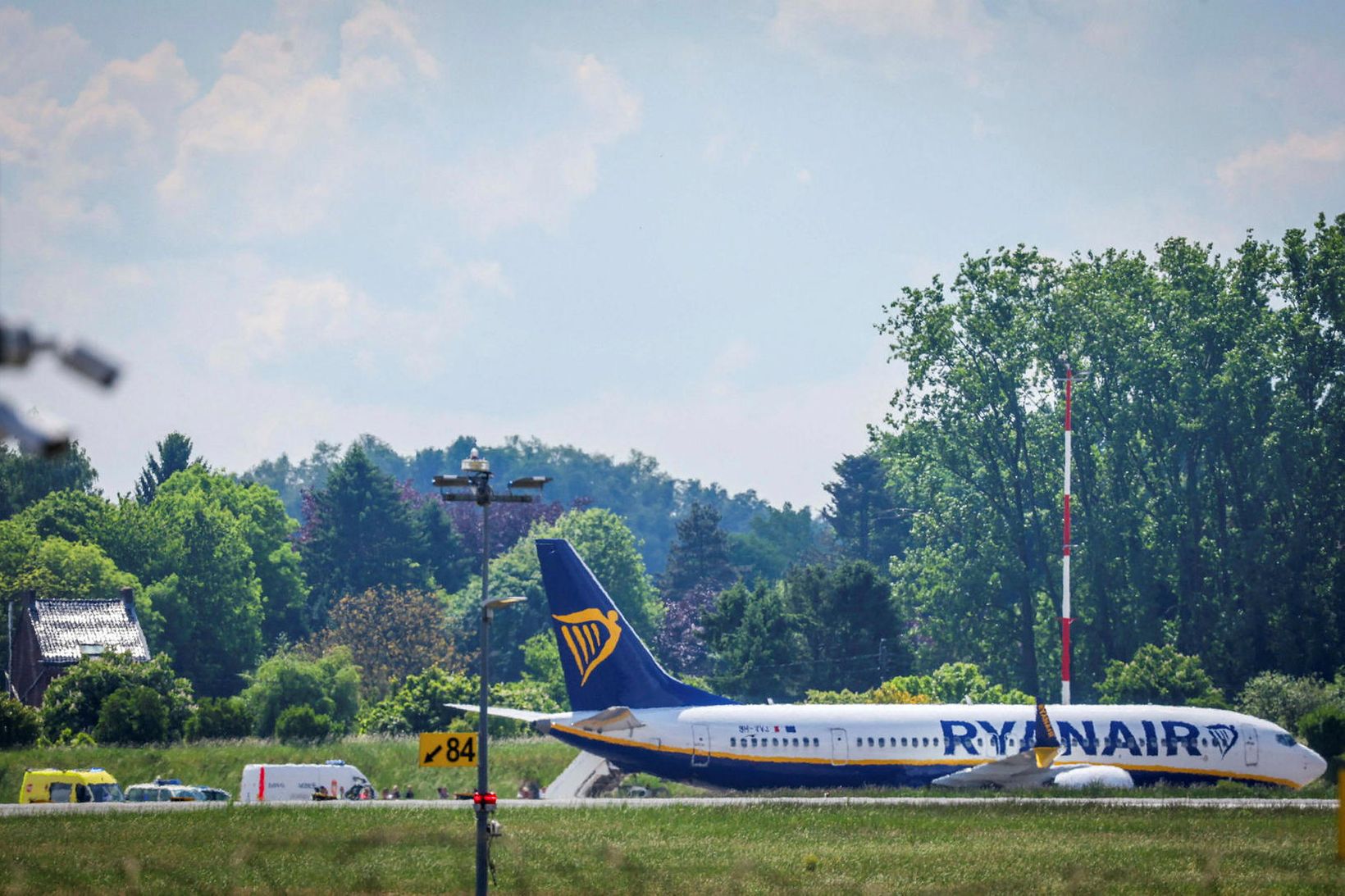 Flugbrautin var lokuð vegna sprengjuhótunar.