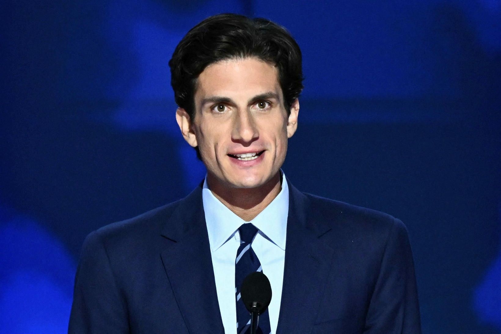 Barnabarn JFK býður sig fram