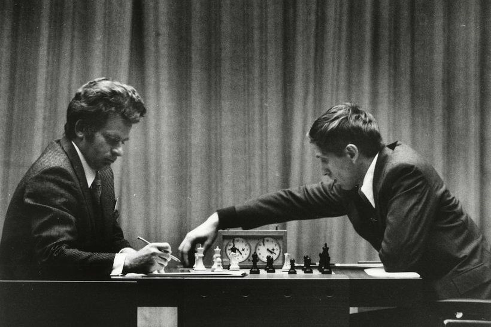 Boris Spassky frá Sovétríkjunum til vinstri og bandaríski áskorandinn Bobby …