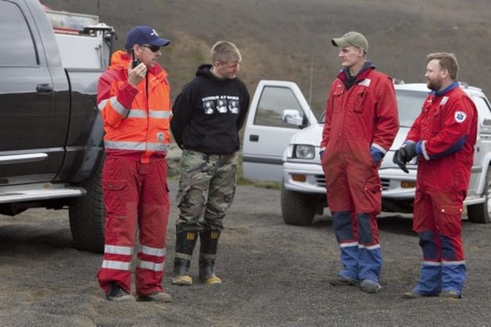 Slökkviliðsmenn ásamt félögum úr björgunarsveitinni Þorbirninum, sem lögðu sitt af mörkum við slökkvistarfið.