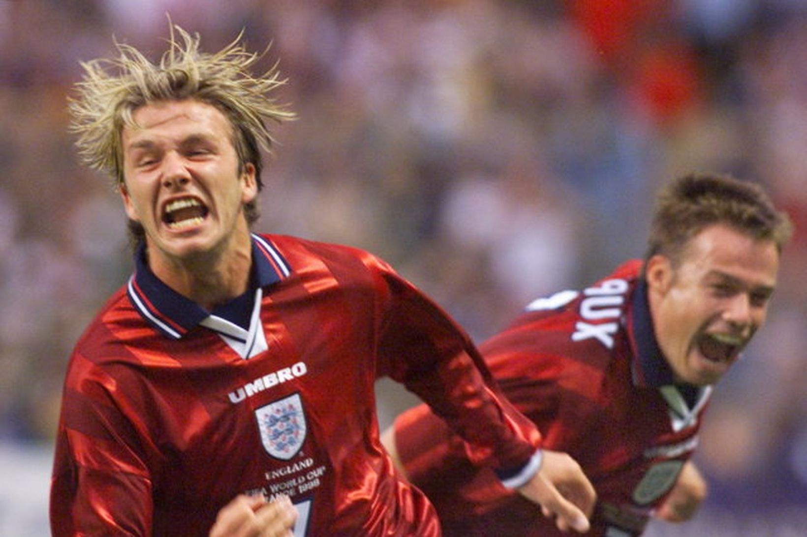 David Beckham og Graeme Le Saux fagna marki Beckham gegn …