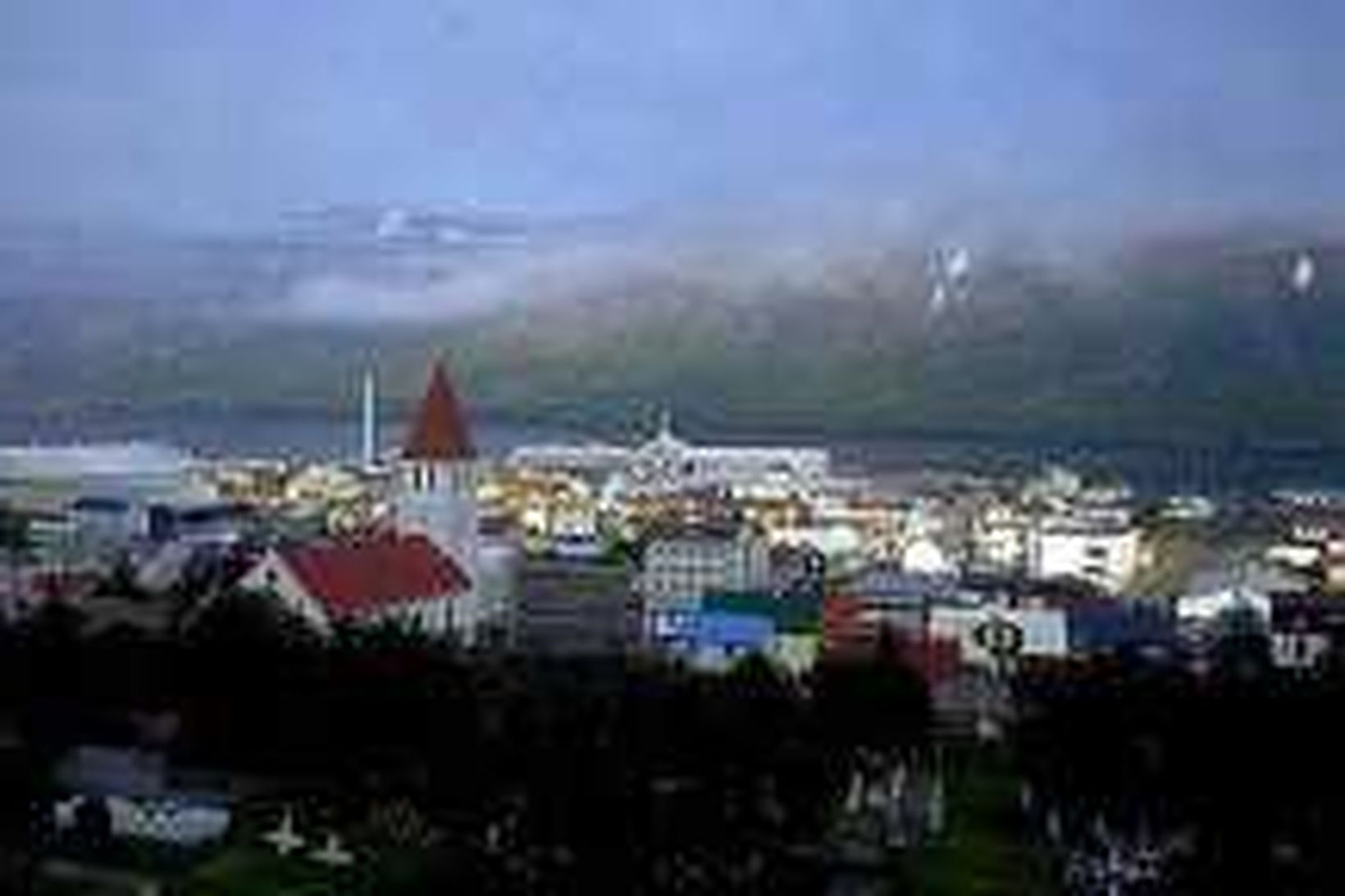 Sigurvin er á leið til Siglufjarðar með bát í togi.