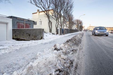 A typical sight in Egilsgata, central Reykjavik. Here four driveways are blocked by snow.