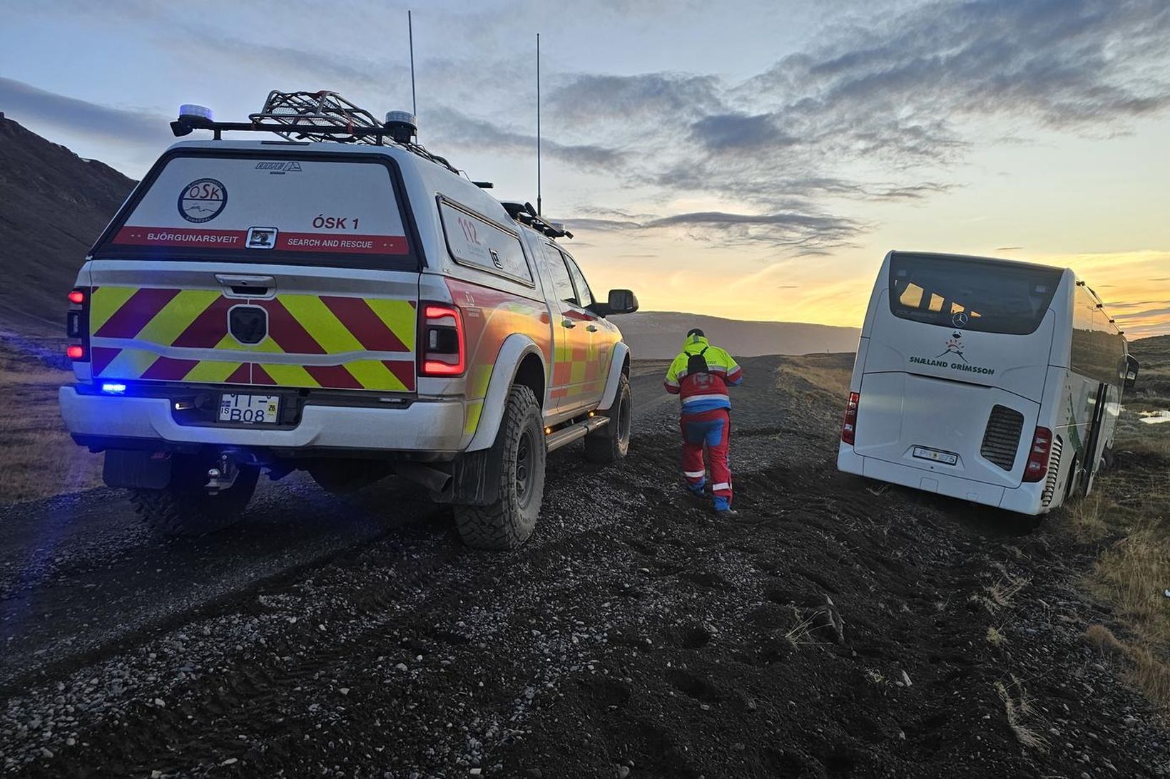 Rúta með 45 farþega hafnaði utanvegar