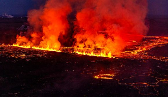 Kvikan flæðir beint upp í gíg