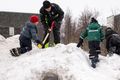 Snjóþyngsli Yngsta kynslóðin kættist ákaflega þegar mikið snjóaði.