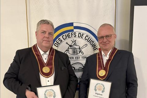 Árni Þór Arnórsson og Jóhann Sveinsson fengu Cordon Rouge-orður fyrir framúrskarandi framlag til fagmennsku og …
