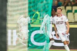 Logi Tómasson fagnar marki sínu gegn Panathinaikos í fyrri leik liðanna í umspili Evrópudeildarinnar í …