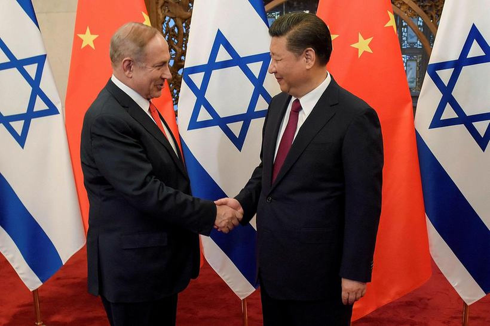 Netanyahu og Xi takast í hendur við upphaf fundar í …