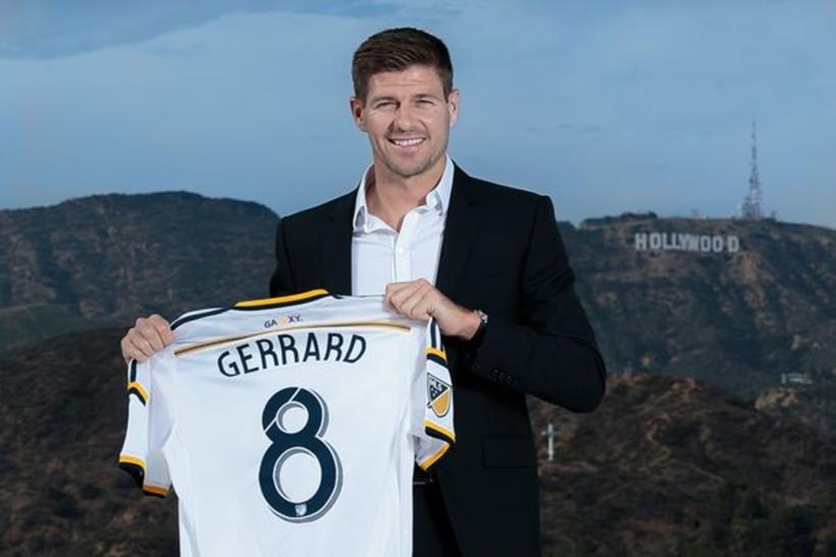 Steven Gerrard með Galaxy-treyjuna.