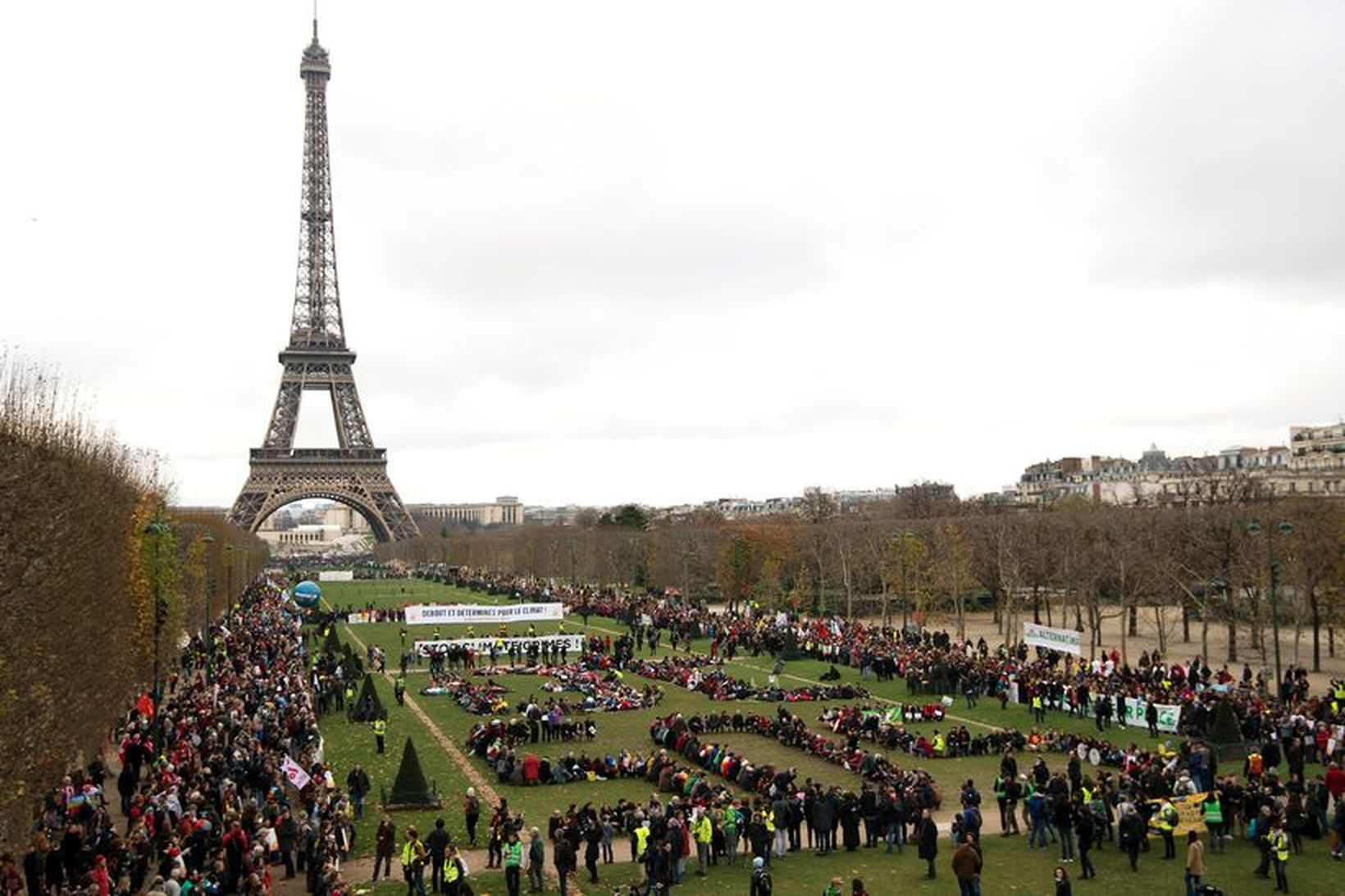 Húsið sem hópurinn leigði er 17 km suður af París.