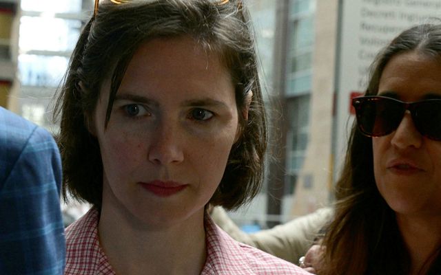 Amanda Knox mætir í húsnæði réttarins í Flórens í morgun til að hlýða á dóminn, …