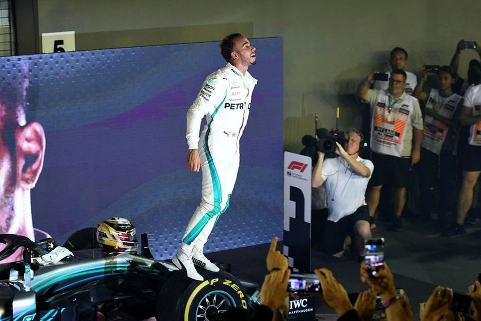Lewis Hamilton fagnar sigrinum í Singapúr í dag.