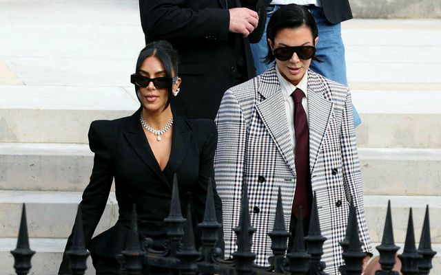 Kim Kardashian yfirgefur dómhúsið með móður sinni Kris Jenner.
