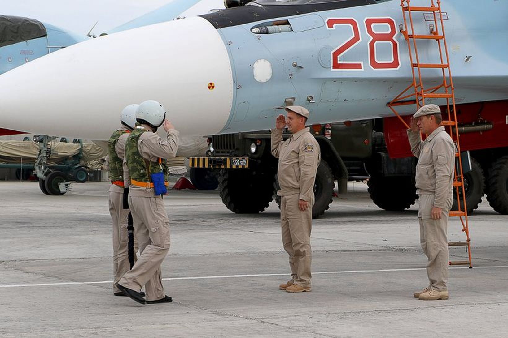 Rússneskir hermenn fyrir framan Sukhoi Su-30SM orrustuflugvél á Hmeimin herstöðinni.