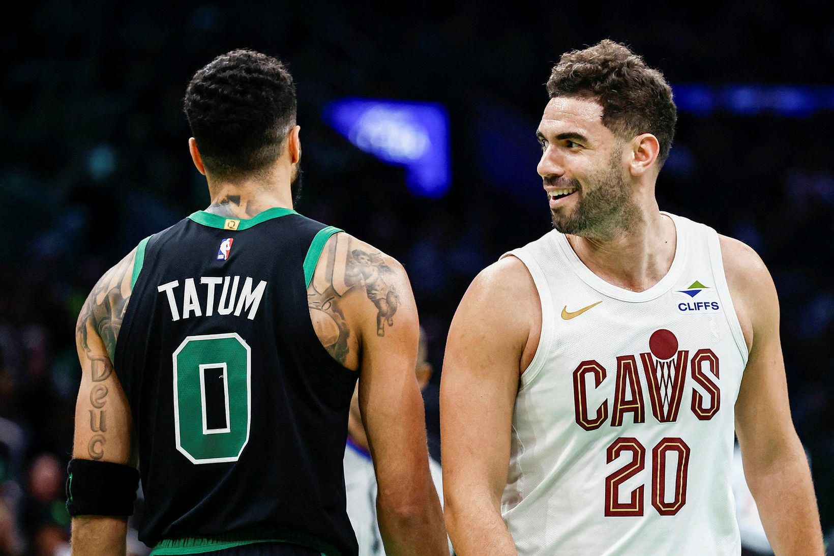 Jayson Tatum úr Boston ásamt Goerges Niang úr Cleveland í …