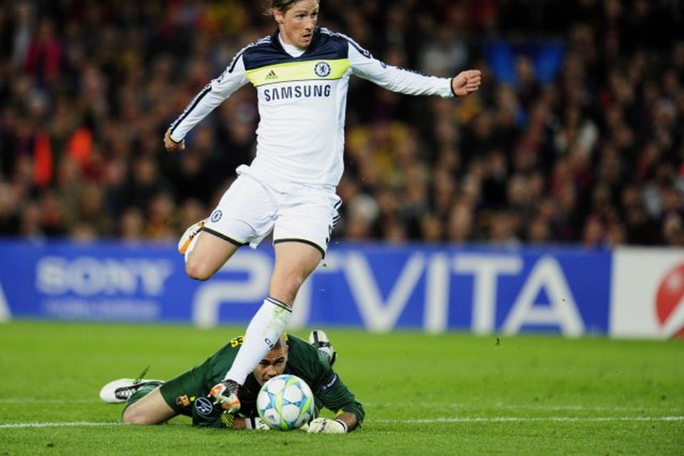 Fernando Torres leikur á Victor Valdés markvörð Barcelona í uppbótartíma leiksins.