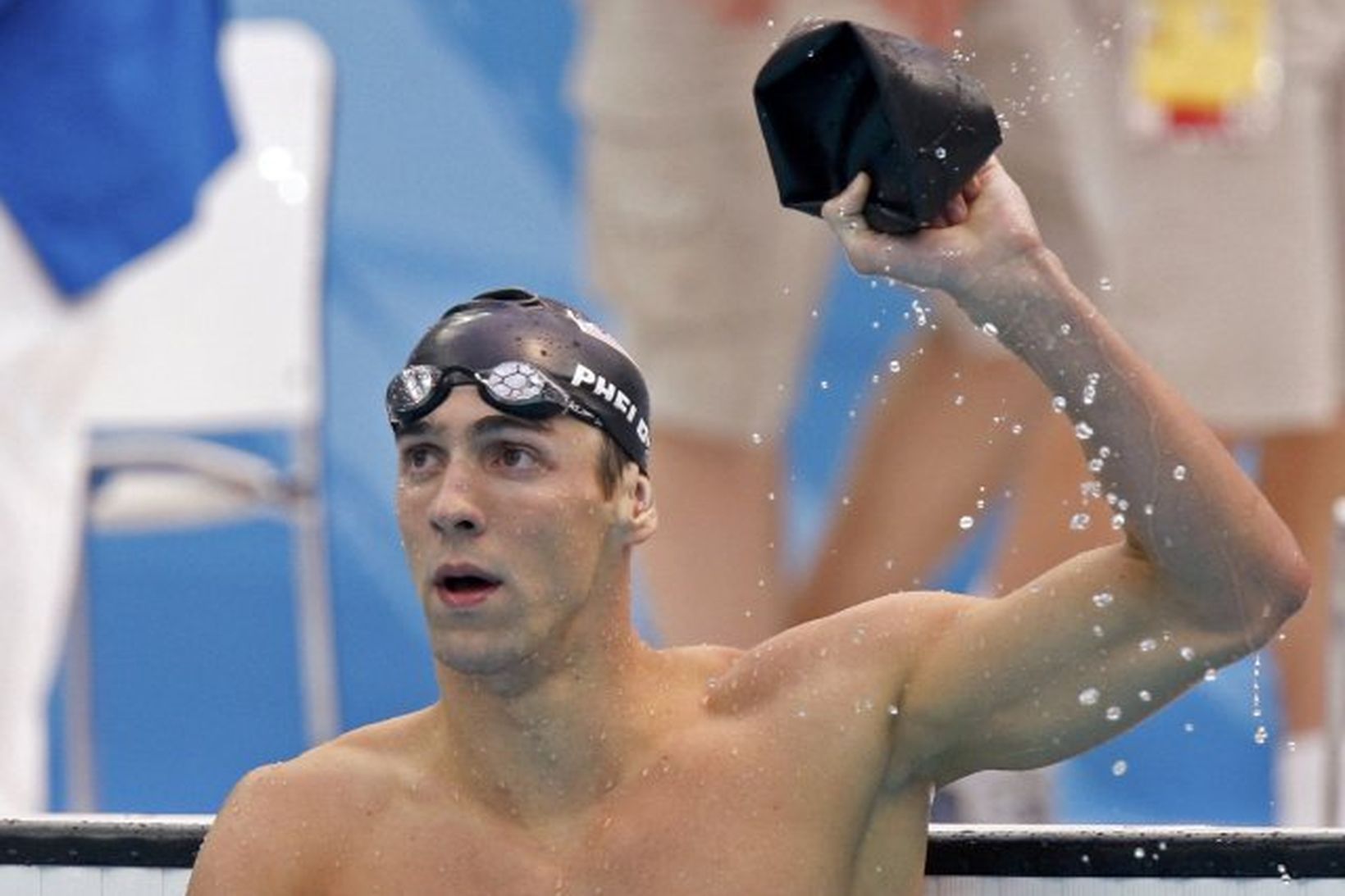Michael Phelps fagnar eftir að sjötta gullið var í höfn …