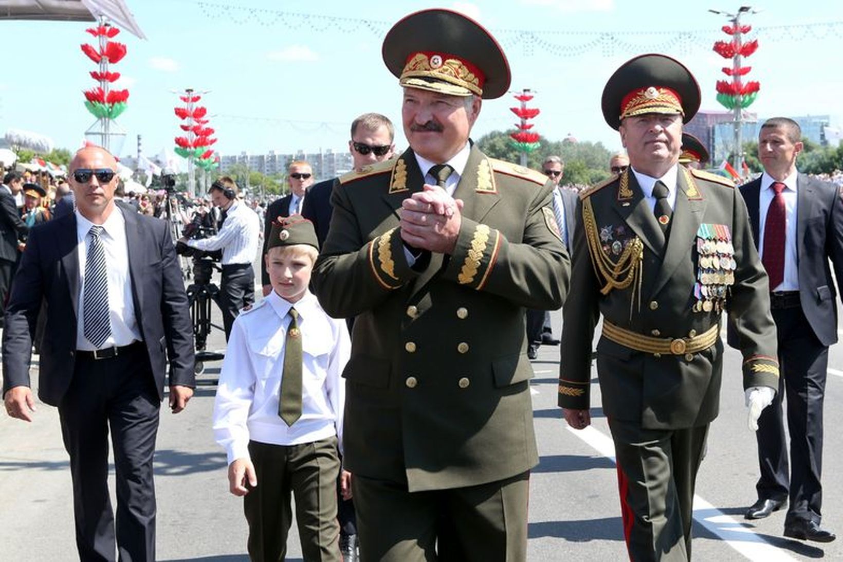 Forsetinn Alexander Lukashenko ásamt yngsta syni sínum, Nikolay. Í Hvíta-Rússlandi …