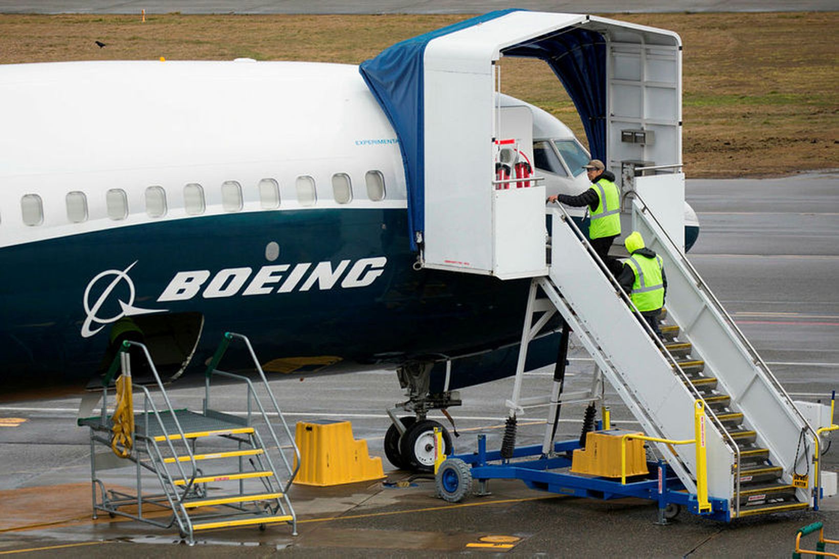 Starfsmenn fyrir framan Boeing 737 MAX-flugvél í mars síðastliðnum í …