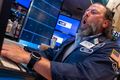 Hiti Verðbréfamiðlari í essinu sínu á kauphallargólfi NYSE. Hlutabréfaverð bandarískra félaga þykir mjög hátt miðað við helstu rekstrarstærðir.