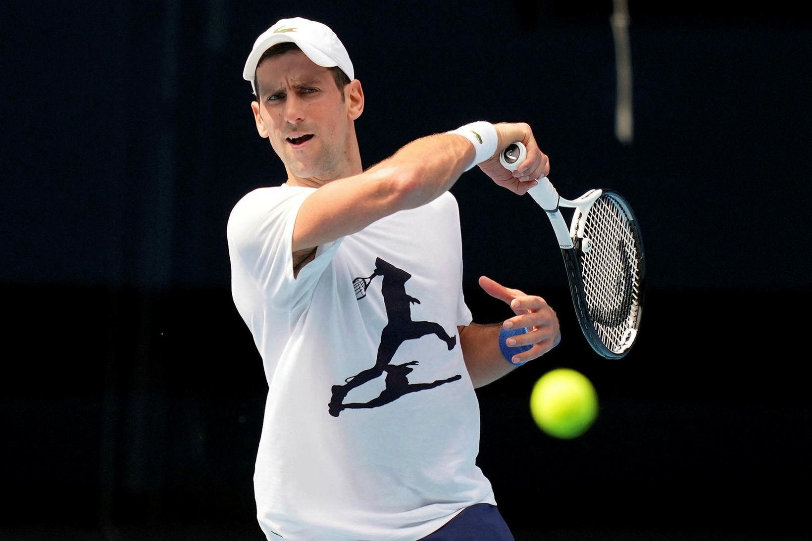 Novak Djokovic á æfingu í Melbourne í gærkvöldi.