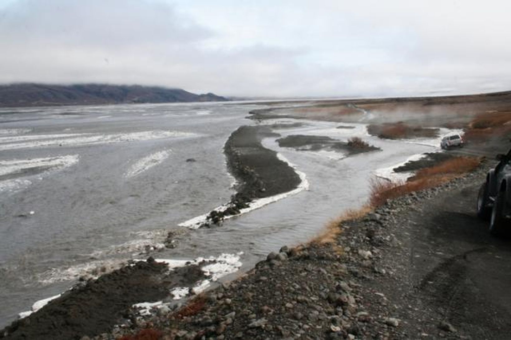 Vatn flæddi í vor yfir veginn inn í Þórsmörk.