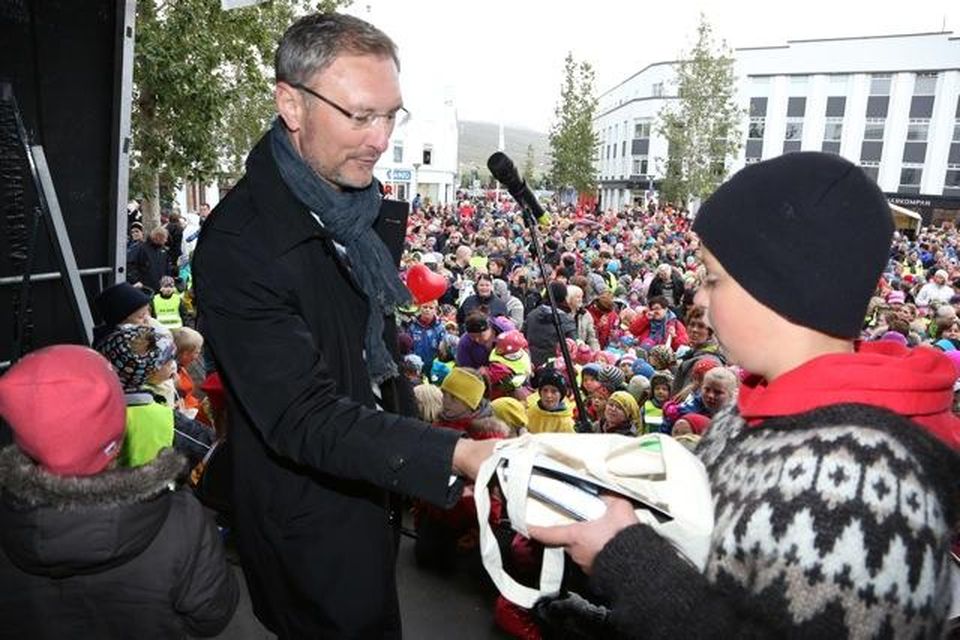 Eiríkur bæjarstjóri tók við afmælisgjöfinni fyrir hönd bæjarbúa.