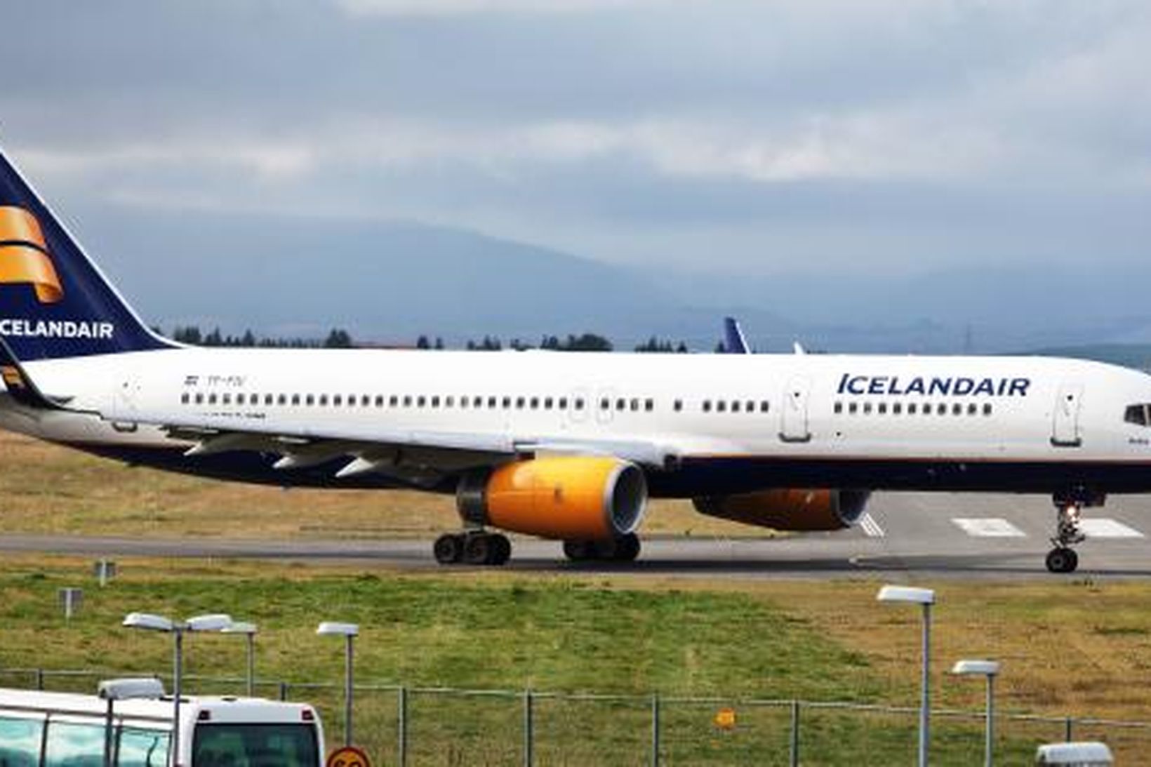 Fjórar vélar Icelandair á Keflavíkurflugvelli komast ekki að landgöngubrúm vegna …