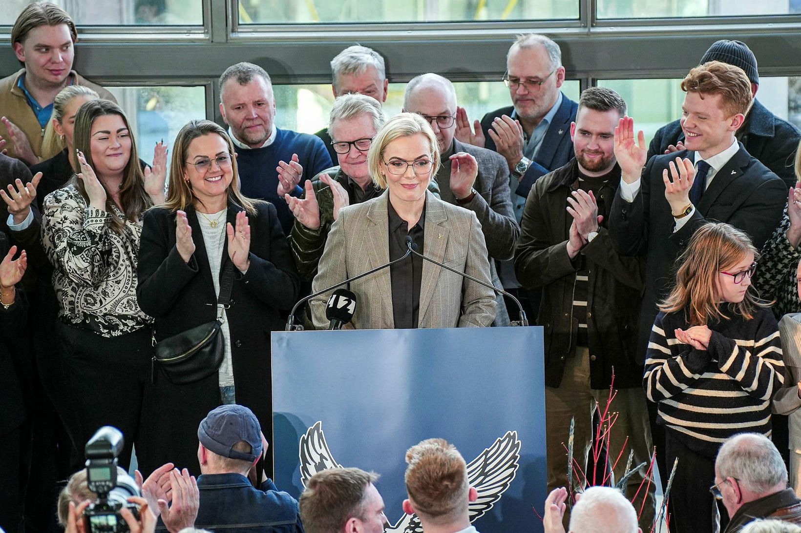 Guðrún Hafsteinsdóttir hlaut mikið lófatak eftir að hún tilkynnti um …