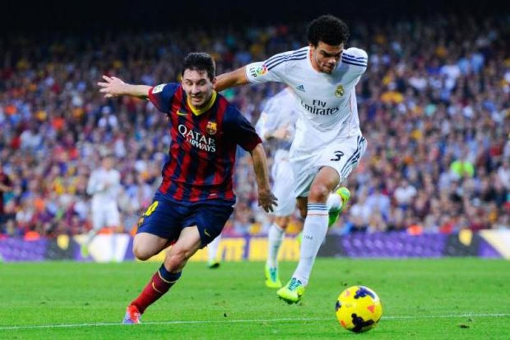 Lionel Messi og Pepe í baráttu um boltann.