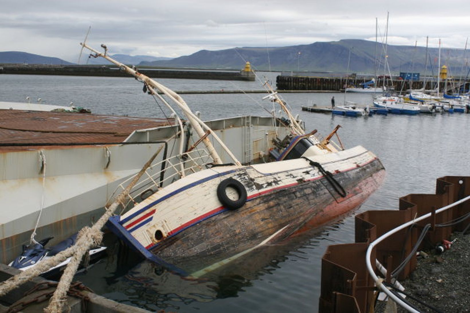 Báturinn sökk í Reykjavíkurhöfn.