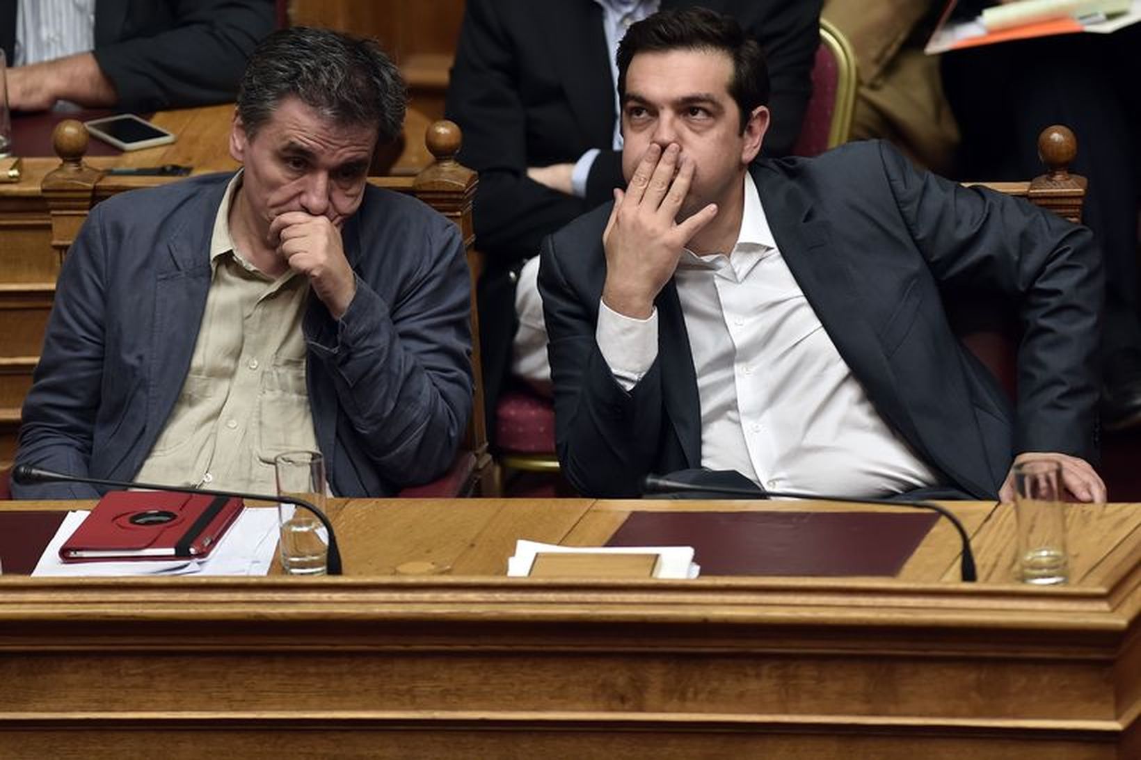 Alexis Tsipras í þingsal ásamt Euclid Tsakalotos fjármálaráðherra Grikklands.