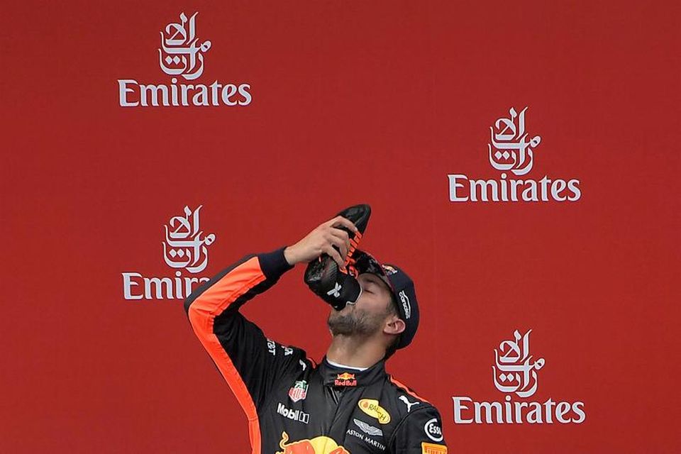Daniel Ricciardo brá ekki út af venju og fagnaði pallsæti með því að bergja á …