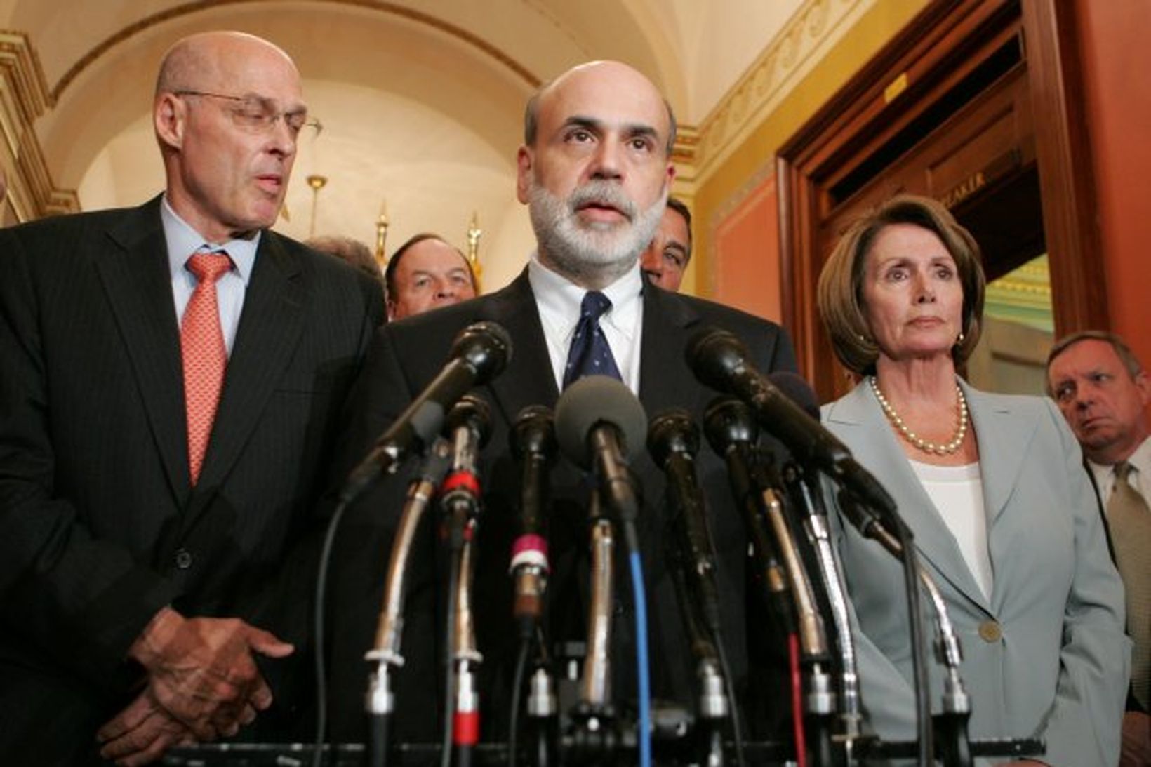 Henry Paulson, fjármálaráðherra, Ben Bernanke, seðlabanakstjóri, og Nancy Pelosi, forseti …