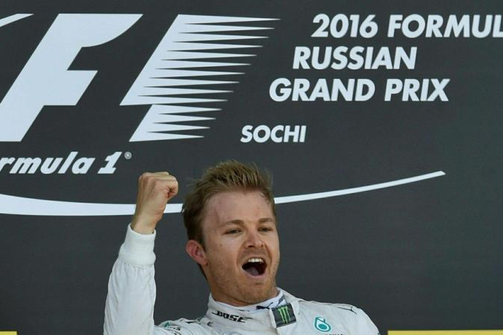 Nico Rosberg fagnar sigrinum í rússneska kappakstrinum í Sotsjí.