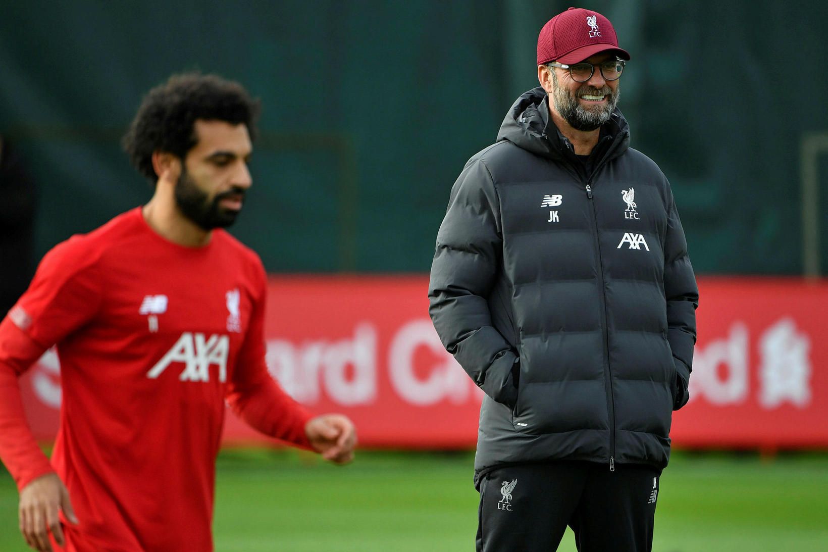 Jürgen Klopp og Mohamed Salah á æfingu Liverpool-liðsins í dag.