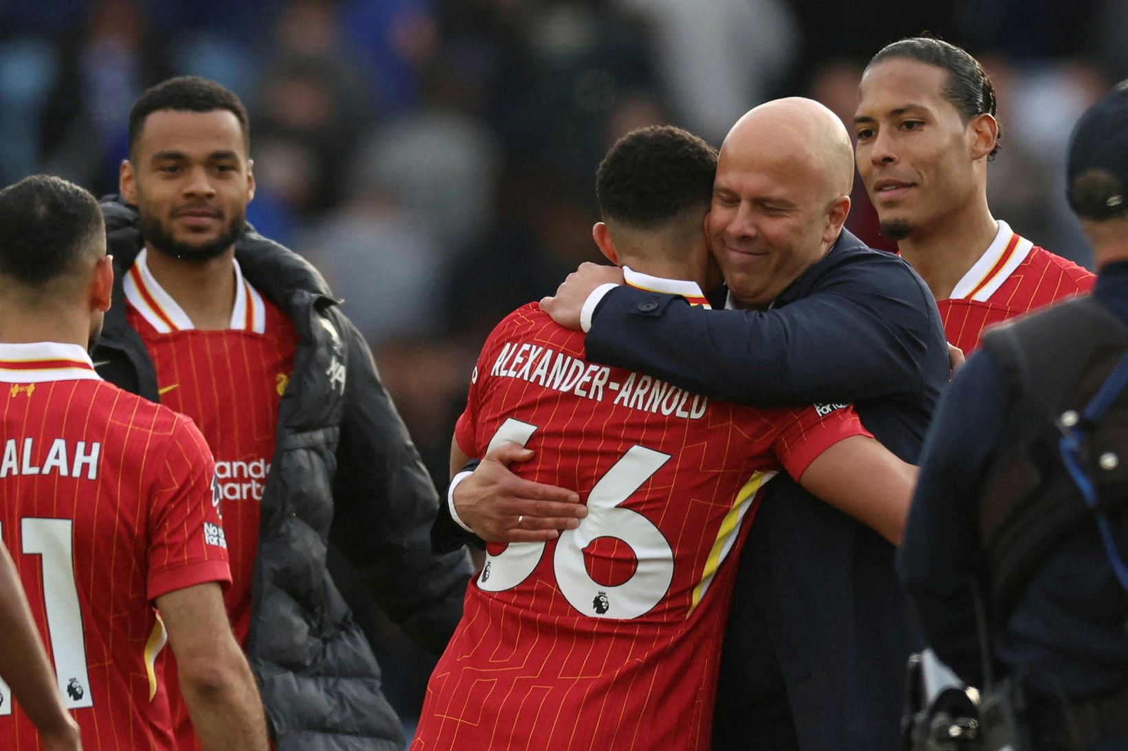 Arne Slot faðmar Trent Alexander-Arnold. Mohamed Salah, Cody Gakpo og …