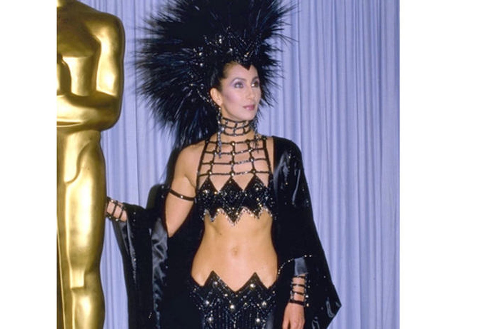 Cher mætti í hönnun Bob Mackie á Óskarinn árið 1986.