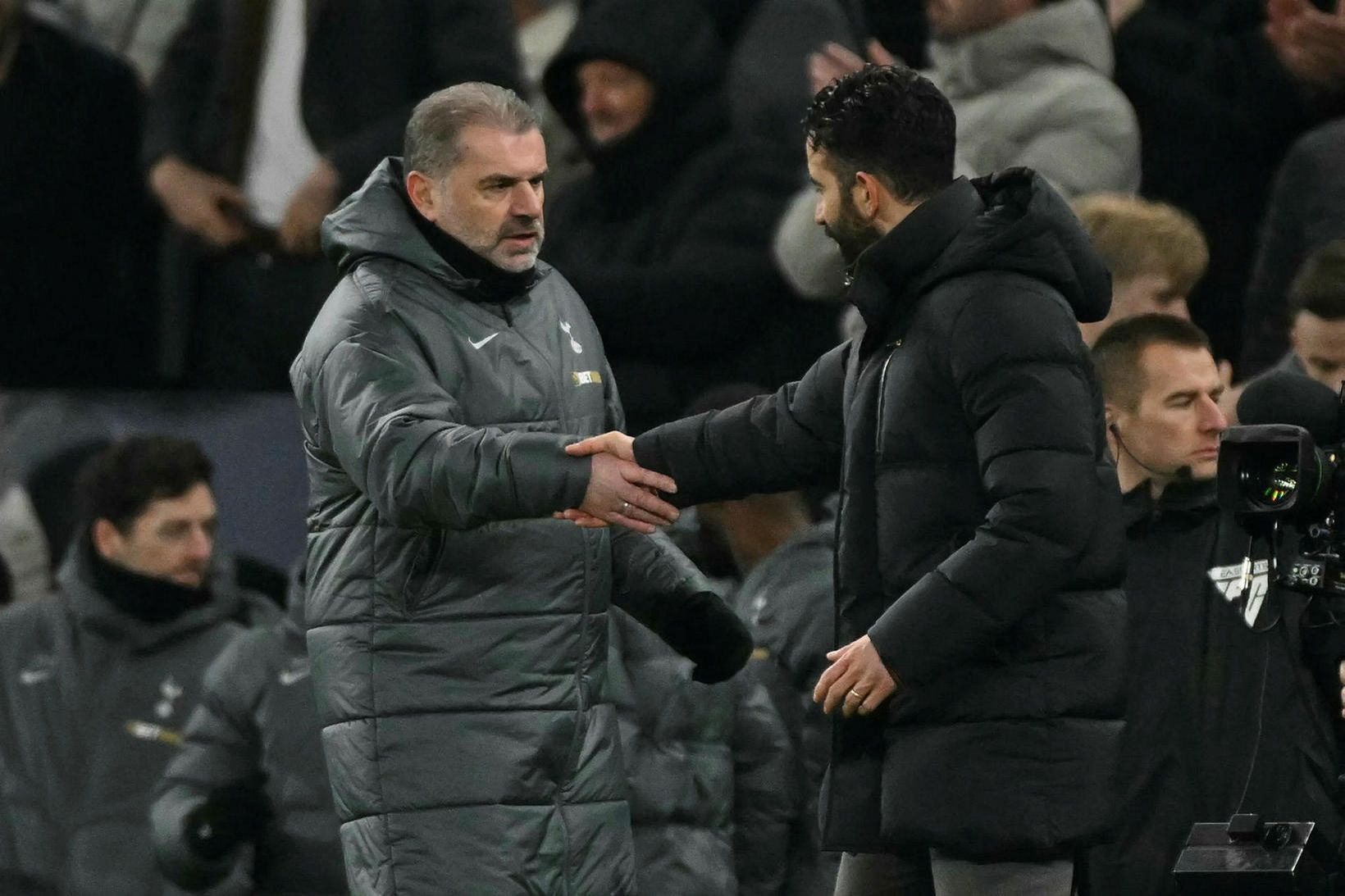 Ange Postecoglou og Rúben Amorim takast í hendur í gær.