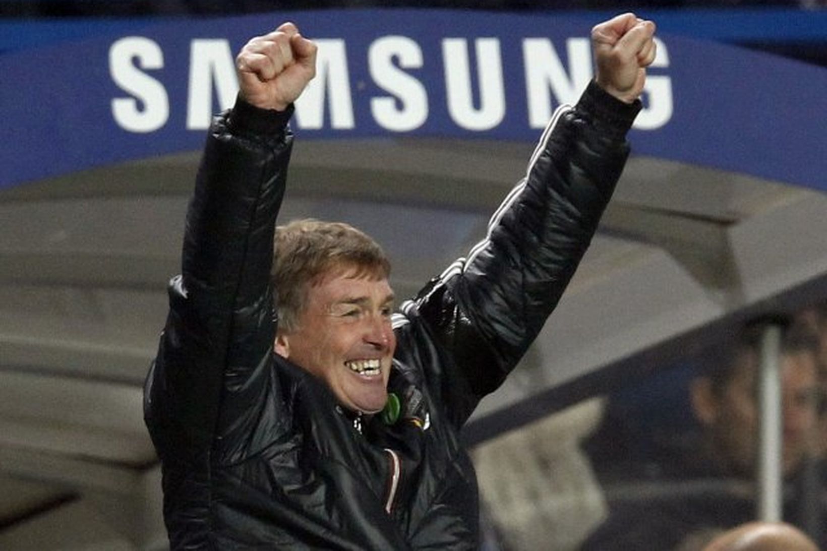 Kenny Dalglish fagnar í leikslok á Stamford Bridge.