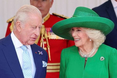 Karl III Bretlandskonungur og eiginkona hans Kamilla drottning við opinbera heimsókn Emmanuels Macrons Frakklandsforseta á …