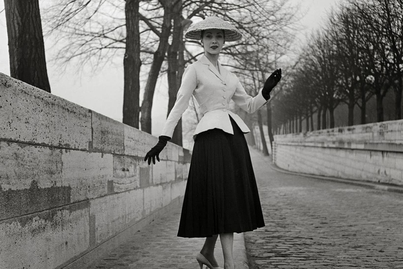Fyrsta tískusýning Christian Dior einkenndist af kjólum og jökkum sem …