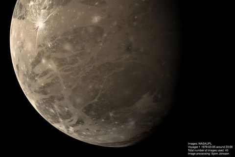 This mosaic of Ganymede was made using 45 images obtained by Voyager 1 on March 5, 1979 over a period of about 2 hours. The image is in approximate true colours.