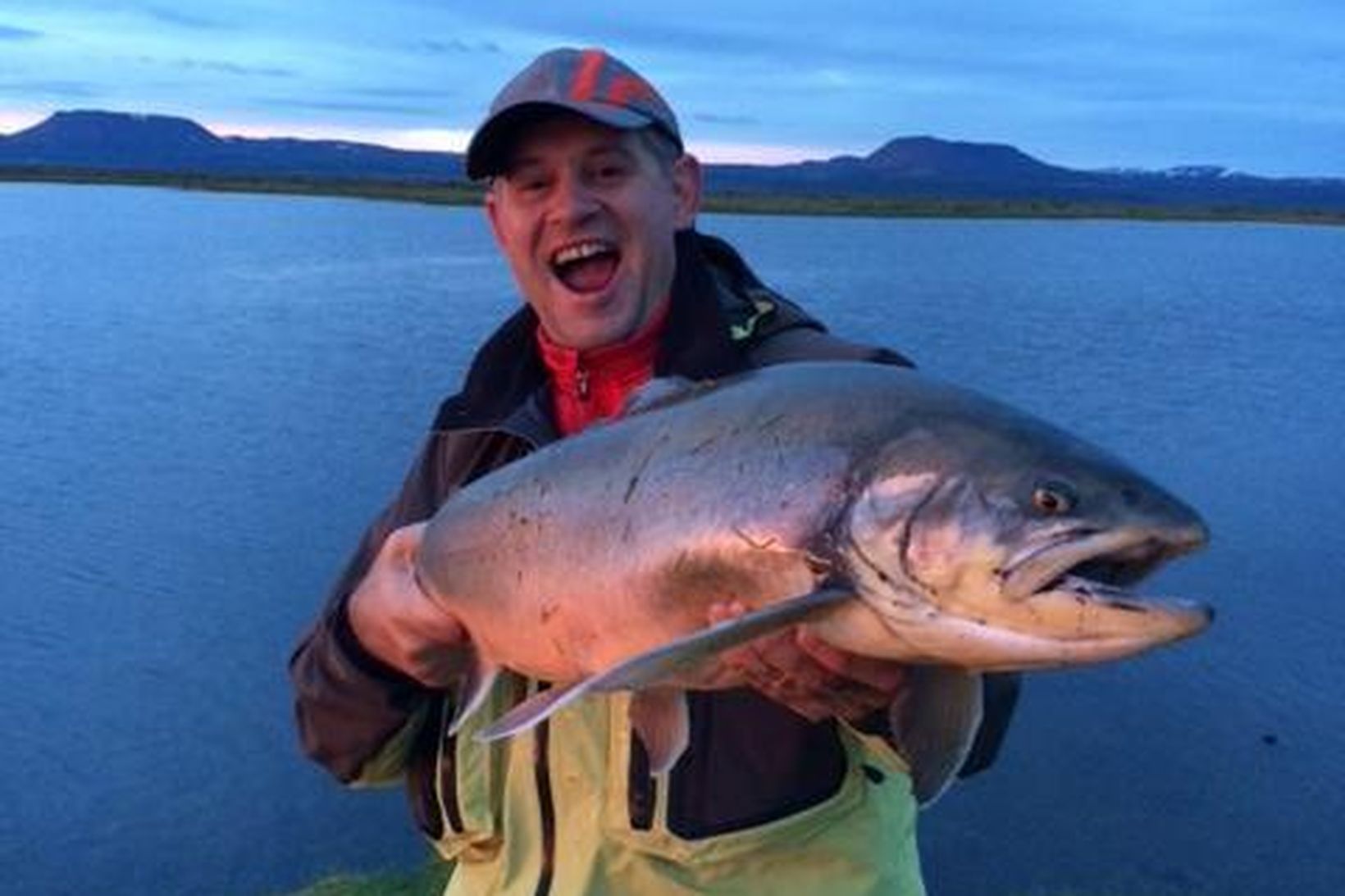 Rússneskur veiðimaður með 80 cm bleikju úr Skjálftavatni í Kelduhverfi.